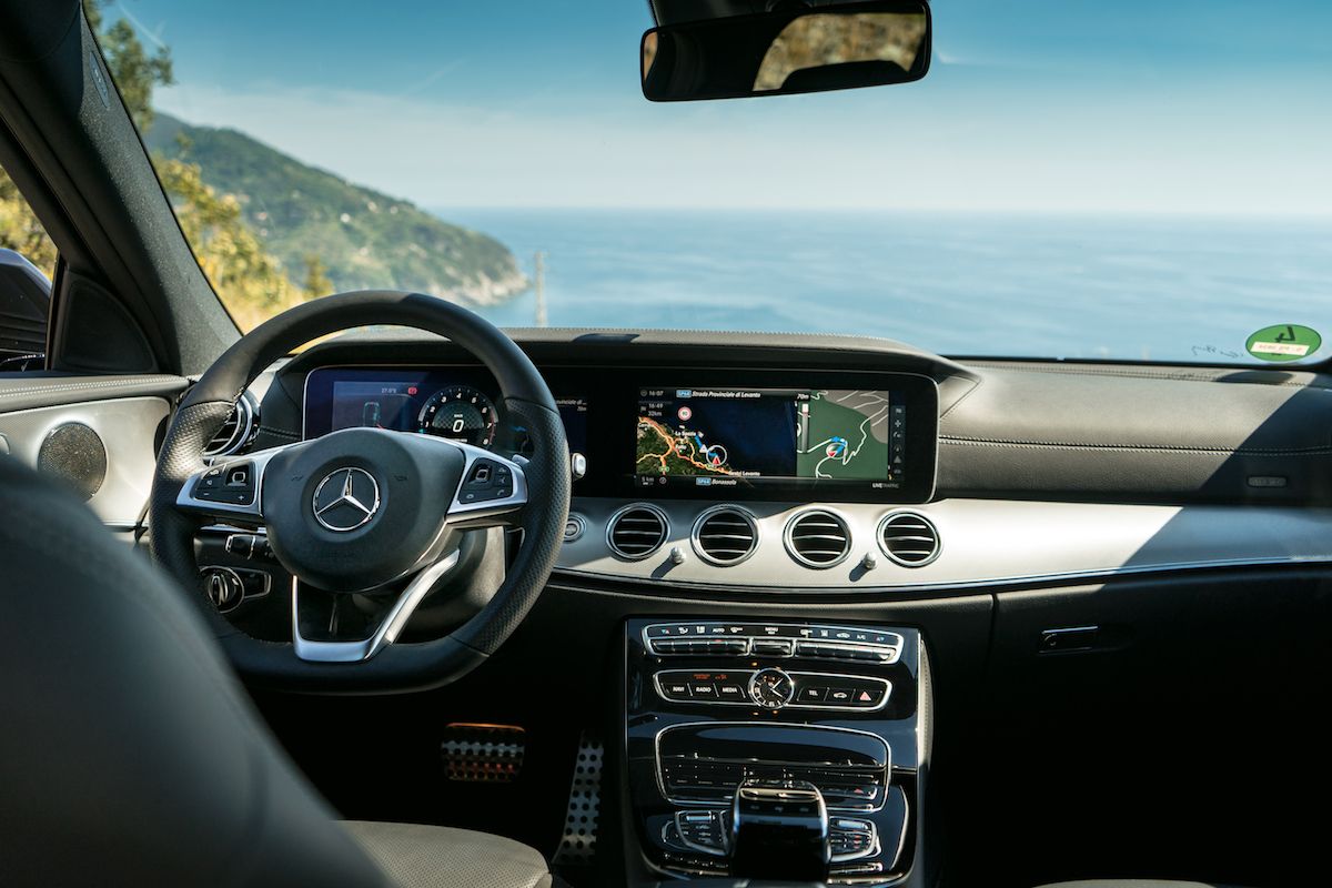 Interior de vehiculo con navegacion GPS en carretera