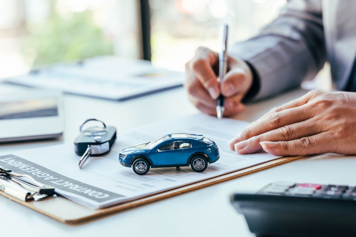Firma de contrato de seguro de automovil